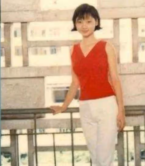 43歲柳岩好事將近?被拍到與神秘男子逛建材城……