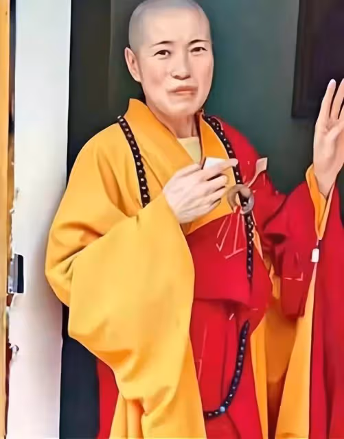 香港尼姑釋智定落網,徒弟揭露私人生活,其奢靡程度令人震驚