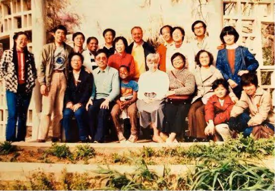 侃爺徹底瘋了?曾經的音樂驕子,為何如今爭議不斷?