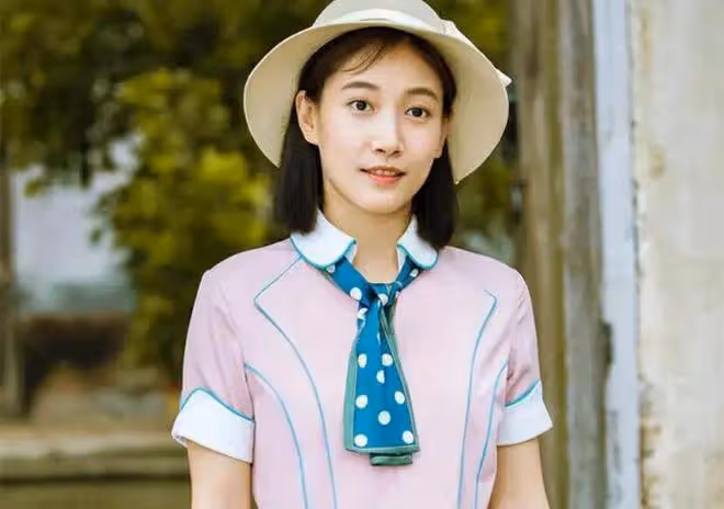 陳道明寵著,馮小剛夸著,長得不漂亮卻和大咖輪流搭戲,她憑什麼