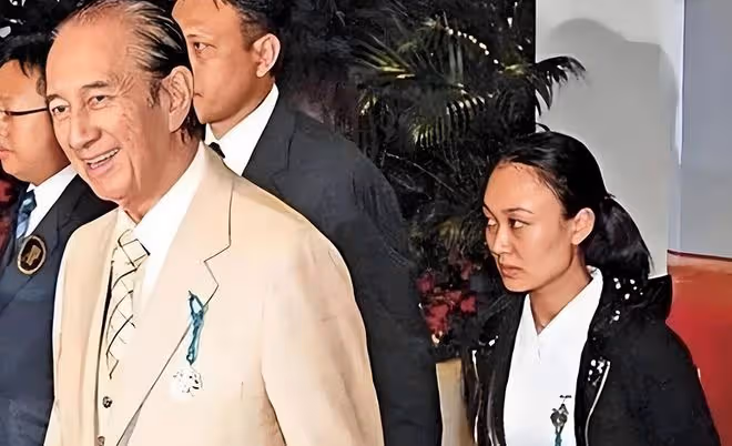 賭王女護工鄧詠詩:氣瘋梁安琪,拿走賭王上億分手費,轉身嫁初戀