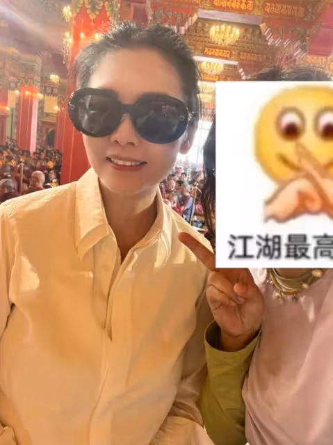 56歲邱淑貞攜夫帶女現身尼泊爾,素顏沉靜盡顯優雅氣質