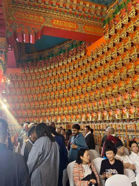 56歲邱淑貞攜夫帶女現身尼泊爾,素顏沉靜盡顯優雅氣質