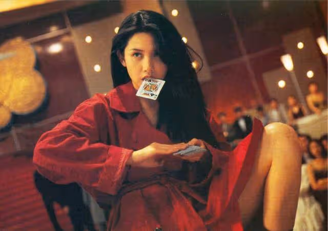 56歲邱淑貞攜夫帶女現身尼泊爾,素顏沉靜盡顯優雅氣質