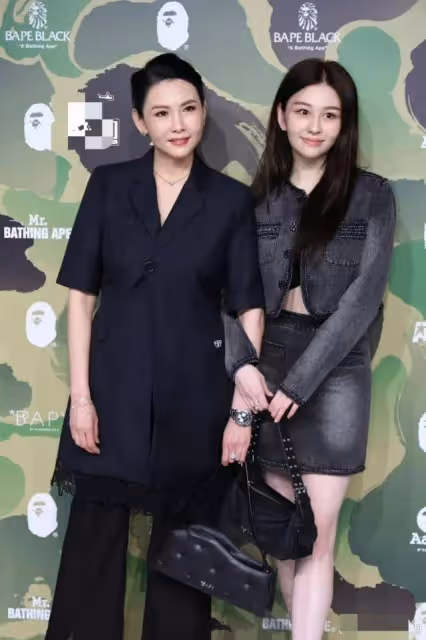 56歲邱淑貞攜夫帶女現身尼泊爾,素顏沉靜盡顯優雅氣質