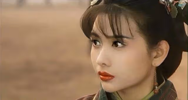 56歲邱淑貞攜夫帶女現身尼泊爾,素顏沉靜盡顯優雅氣質