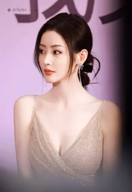 張天愛代言活動美圖!她露出露出事業線魔鬼身材性感火辣