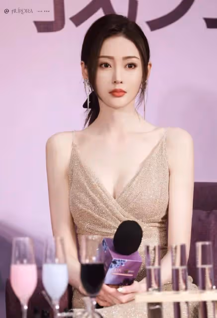 張天愛代言活動美圖!她露出露出事業線魔鬼身材性感火辣