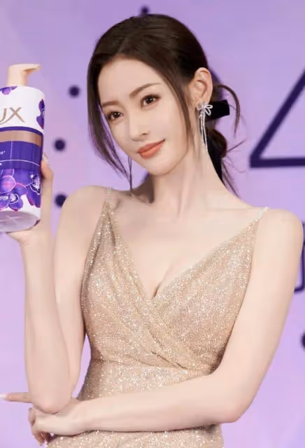 張天愛代言活動美圖!她露出露出事業線魔鬼身材性感火辣