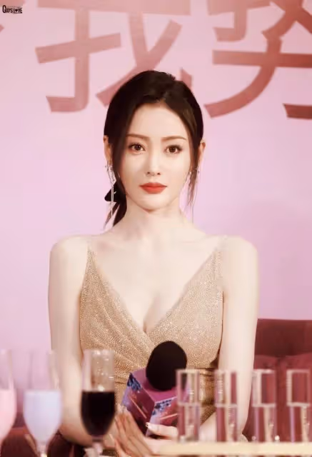 張天愛代言活動美圖!她露出露出事業線魔鬼身材性感火辣