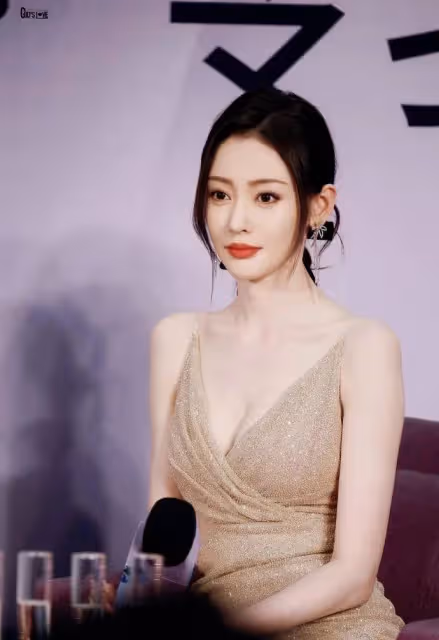 張天愛代言活動美圖!她露出露出事業線魔鬼身材性感火辣