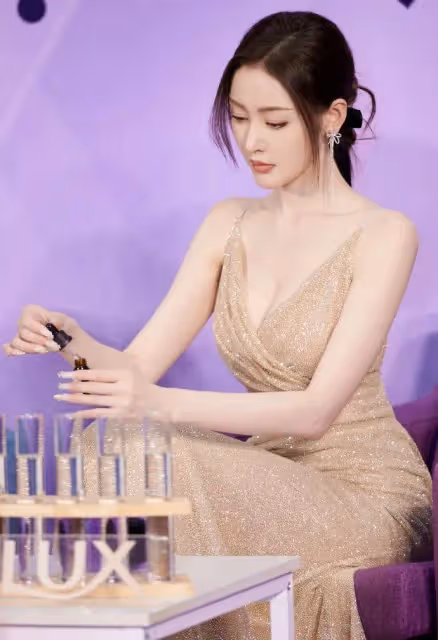 張天愛代言活動美圖!她露出露出事業線魔鬼身材性感火辣