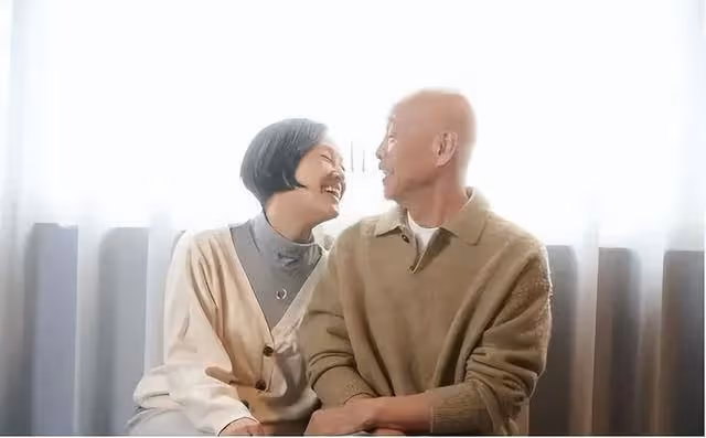 甜蜜!杜燕歌、韓馬利參演江若琳新歌MV,結婚35年依舊恩愛如初