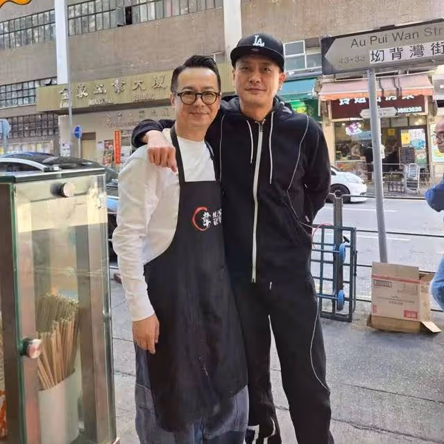 黃宗澤現身鬧市光顧好友麵店,友善與店員合照,自曝擁有八輛豪車