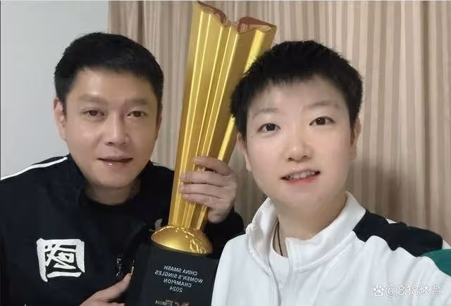 豪橫!孫穎莎教練邱貽可舉辦39歲生日宴,朋友送上3999元黑天鵝蛋糕