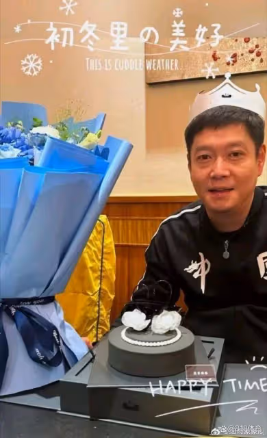 豪橫!孫穎莎教練邱貽可舉辦39歲生日宴,朋友送上3999元黑天鵝蛋糕