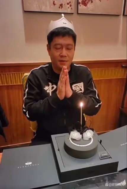 豪橫!孫穎莎教練邱貽可舉辦39歲生日宴,朋友送上3999元黑天鵝蛋糕