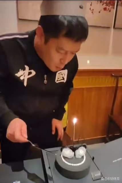 豪橫!孫穎莎教練邱貽可舉辦39歲生日宴,朋友送上3999元黑天鵝蛋糕