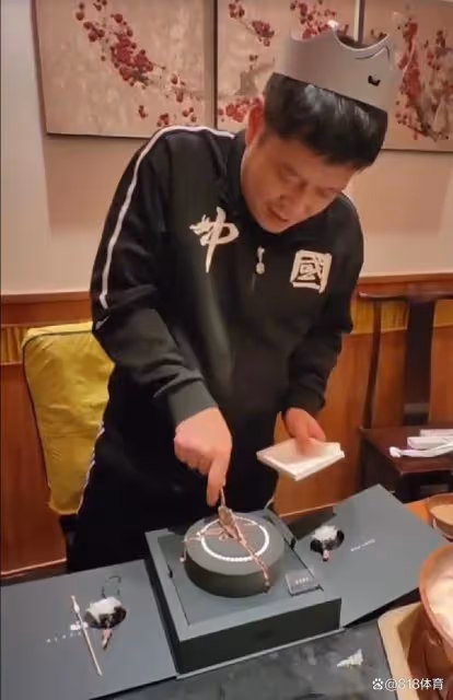 豪橫!孫穎莎教練邱貽可舉辦39歲生日宴,朋友送上3999元黑天鵝蛋糕