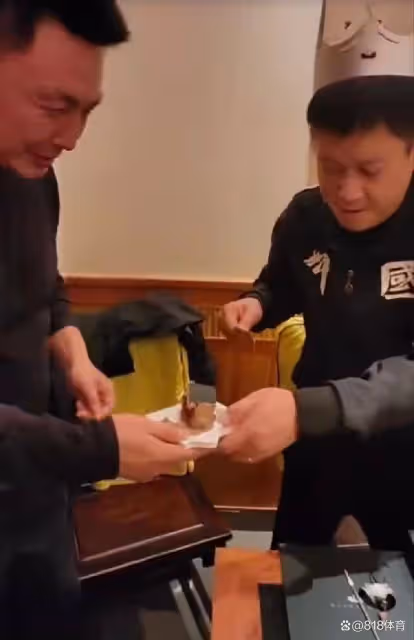 豪橫!孫穎莎教練邱貽可舉辦39歲生日宴,朋友送上3999元黑天鵝蛋糕