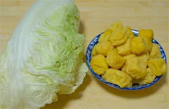 油豆腐這樣做太香了,加一顆白菜,既當菜又當飯,上桌就掃光