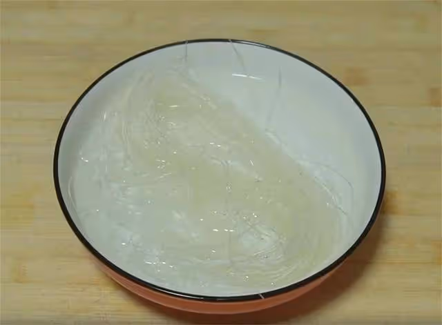 油豆腐這樣做太香了,加一顆白菜,既當菜又當飯,上桌就掃光