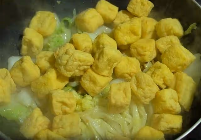 油豆腐這樣做太香了,加一顆白菜,既當菜又當飯,上桌就掃光