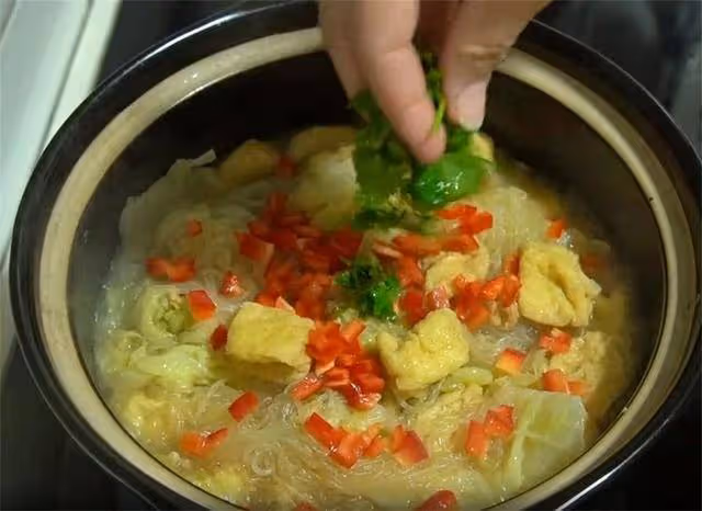 油豆腐這樣做太香了,加一顆白菜,既當菜又當飯,上桌就掃光