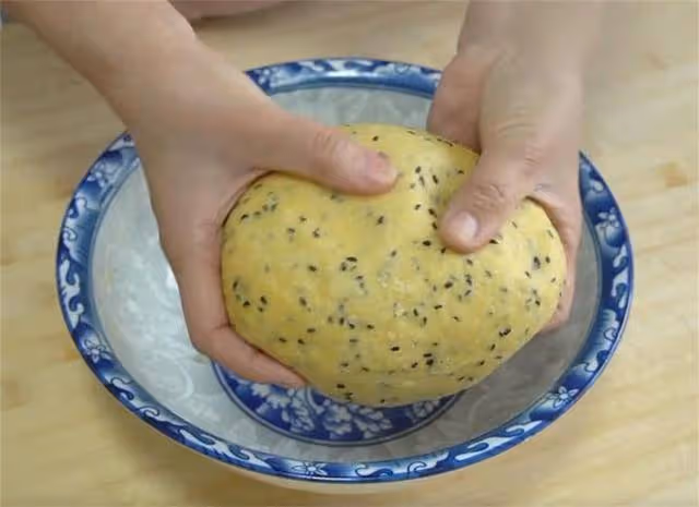 麵粉里加點黑芝麻,教你創意新吃法,5分鐘一鍋,上桌孩子搶著吃