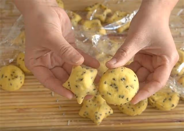 麵粉里加點黑芝麻,教你創意新吃法,5分鐘一鍋,上桌孩子搶著吃