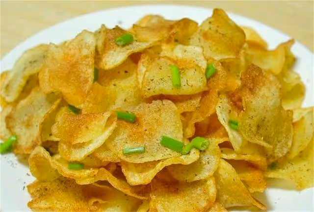 教你用土豆在家炸薯片,3塊錢成本能做一盆,學會再也不用出去買