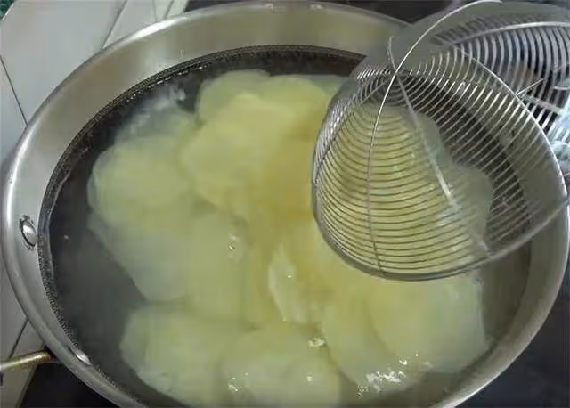 教你用土豆在家炸薯片,3塊錢成本能做一盆,學會再也不用出去買
