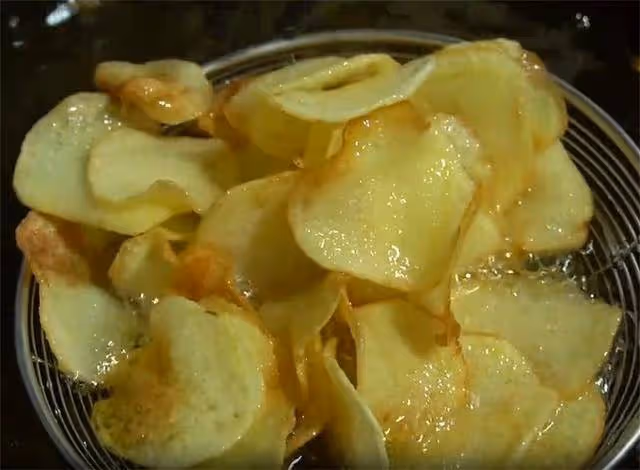 教你用土豆在家炸薯片,3塊錢成本能做一盆,學會再也不用出去買