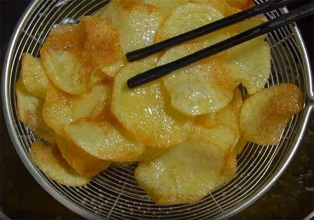 教你用土豆在家炸薯片,3塊錢成本能做一盆,學會再也不用出去買