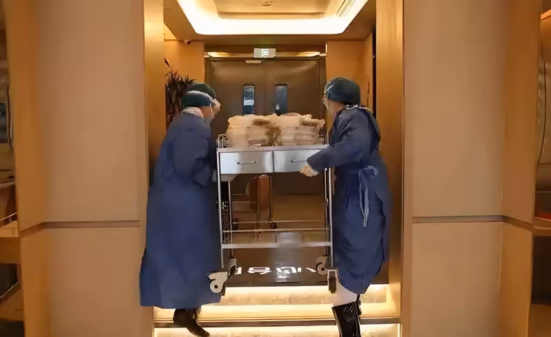 老人去世,鄰居不讓用電梯運遺體,老人兒子做法太解氣了