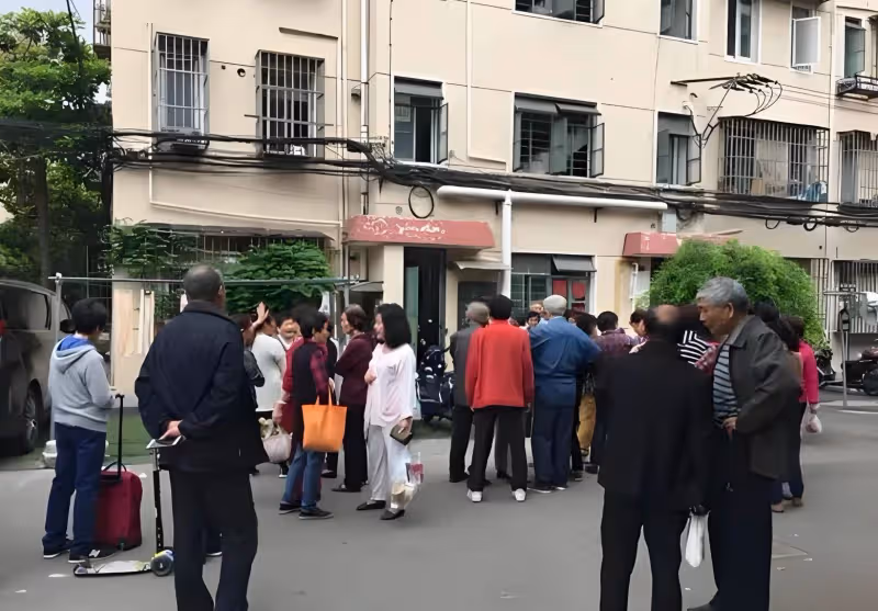 老人去世,鄰居不讓用電梯運遺體,老人兒子做法太解氣了