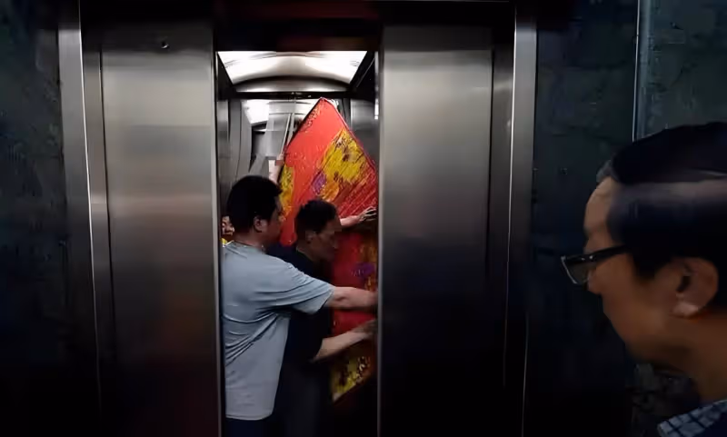 老人去世,鄰居不讓用電梯運遺體,老人兒子做法太解氣了