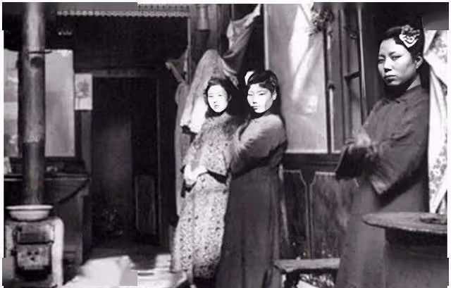 一個民國妓女的回憶:老鴇有個習慣,偷偷去每個房間敲地上的磚塊