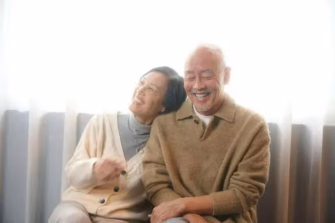 前TVB女藝人新歌邀請老戲骨夫婦拍MV,兩人結婚35年恩愛滿瀉