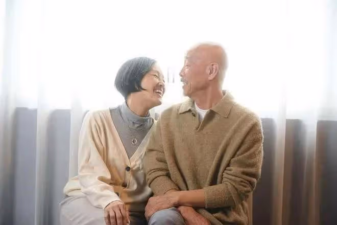 前TVB女藝人新歌邀請老戲骨夫婦拍MV,兩人結婚35年恩愛滿瀉
