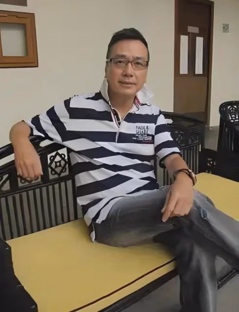 比鄭少秋還帥，紅過周潤發，一生痴戀劉曉慶，為了她終身不娶！