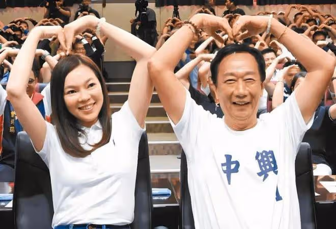 曾馨瑩:34歲嫁給58歲郭台銘,成400億豪門闊太,連生3胎地位穩固
