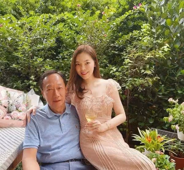 曾馨瑩：34歲嫁給58歲郭台銘，成400億豪門闊太，連生3胎地位穩固