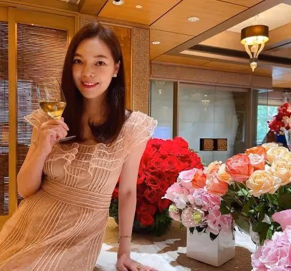 曾馨瑩：34歲嫁給58歲郭台銘，成400億豪門闊太，連生3胎地位穩固