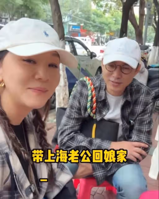 王一楠帶老公回娘家,兩人蹲路邊大口吃米線,高鑫全程拎包超恩愛