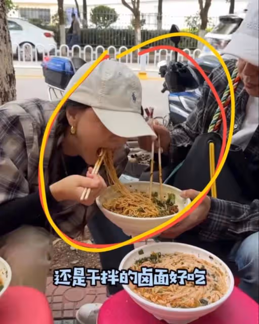 王一楠帶老公回娘家,兩人蹲路邊大口吃米線,高鑫全程拎包超恩愛