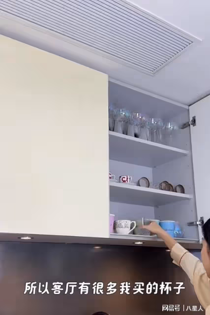如此炫富?潘瑋柏老婆曬三口之家,臥室床頭擺玩偶,超乾淨像樣板房