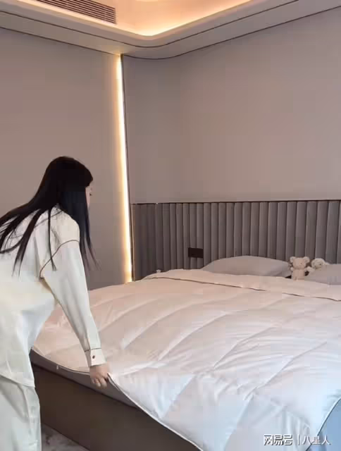 如此炫富?潘瑋柏老婆曬三口之家,臥室床頭擺玩偶,超乾淨像樣板房