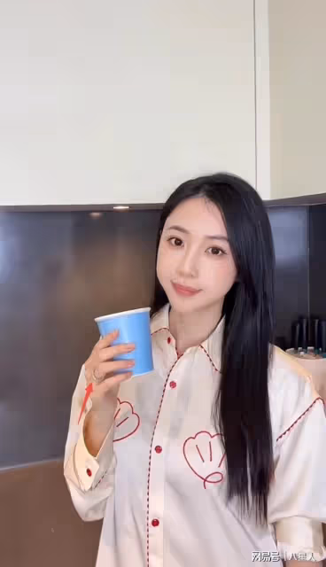 如此炫富?潘瑋柏老婆曬三口之家,臥室床頭擺玩偶,超乾淨像樣板房