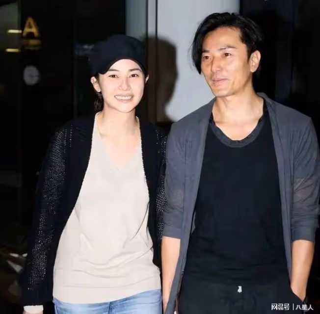 中國賺錢日本花!鄭伊健開演唱會,半年收入億元,支持妻子日本工作